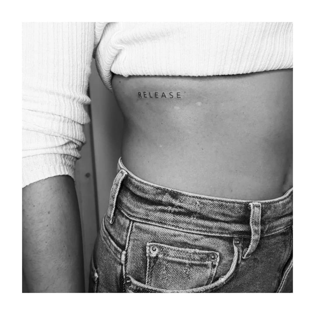 Tatuaje de frase en antebrazo, línea fina Sinkply Madrid
