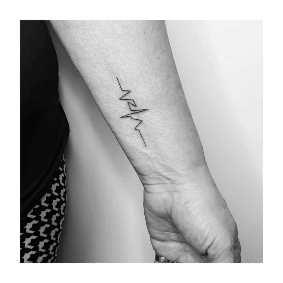 Tatuaje de frase en antebrazo, línea fina Sinkply Madrid