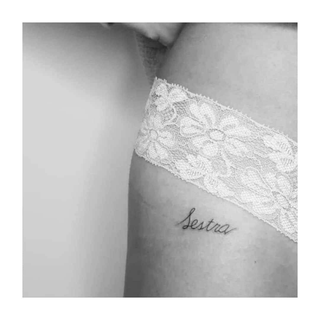 Tatuaje de frase en antebrazo, línea fina Sinkply Madrid