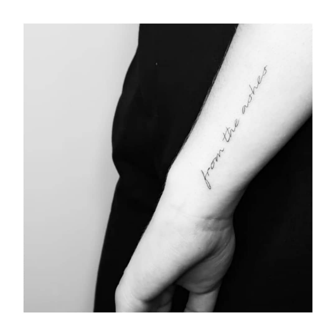 Tatuaje de frase en antebrazo, línea fina Sinkply Madrid