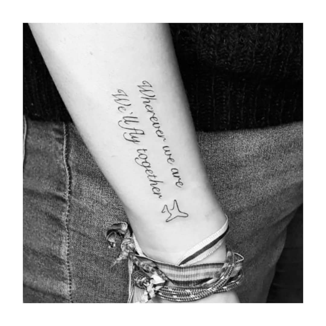 Tatuaje de frase en antebrazo, línea fina Sinkply Madrid
