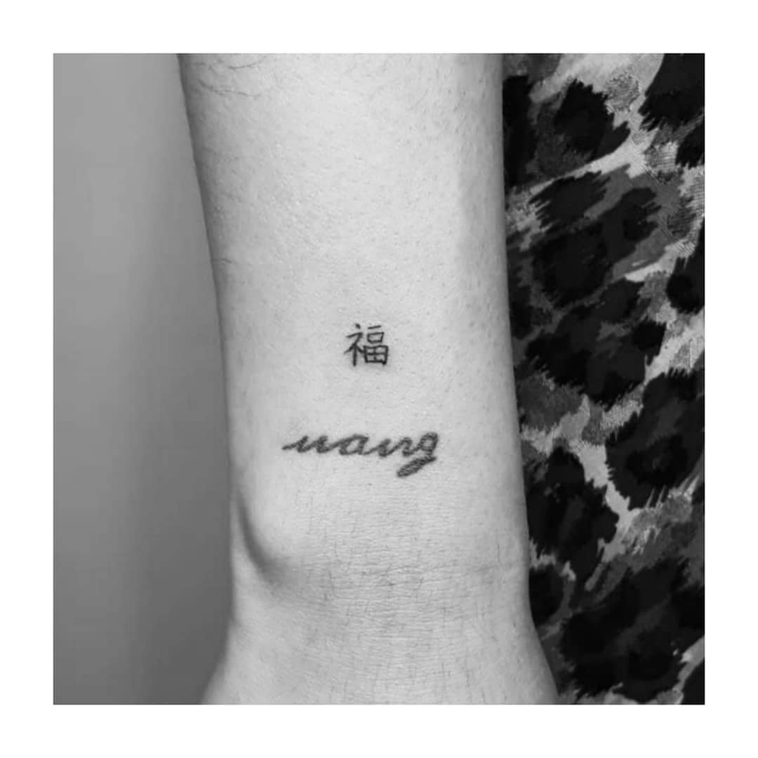 Tatuaje de frase en antebrazo, línea fina Sinkply Madrid
