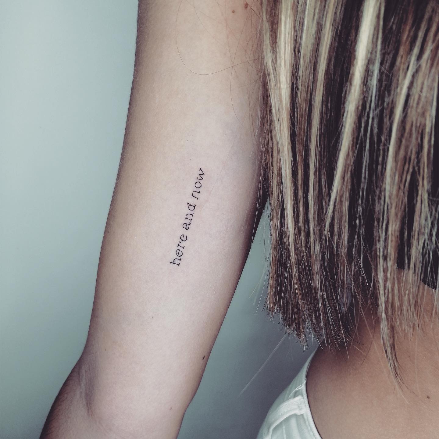 Tatuaje de frase en antebrazo, línea fina Sinkply Madrid