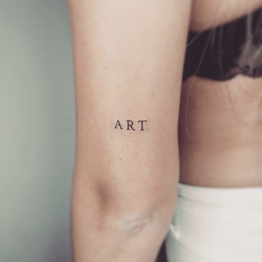 Tatuaje de frase en antebrazo, línea fina Sinkply Madrid