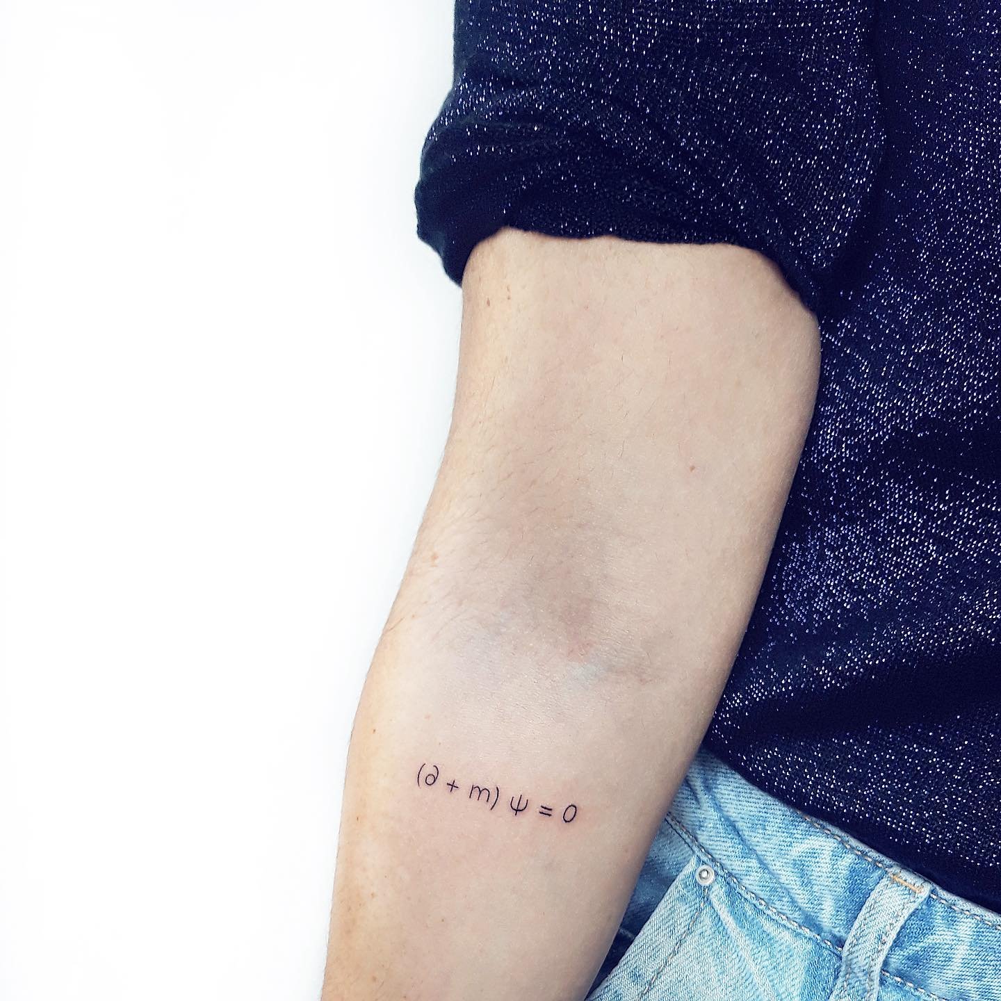Tatuaje de frase en antebrazo, línea fina Sinkply Madrid