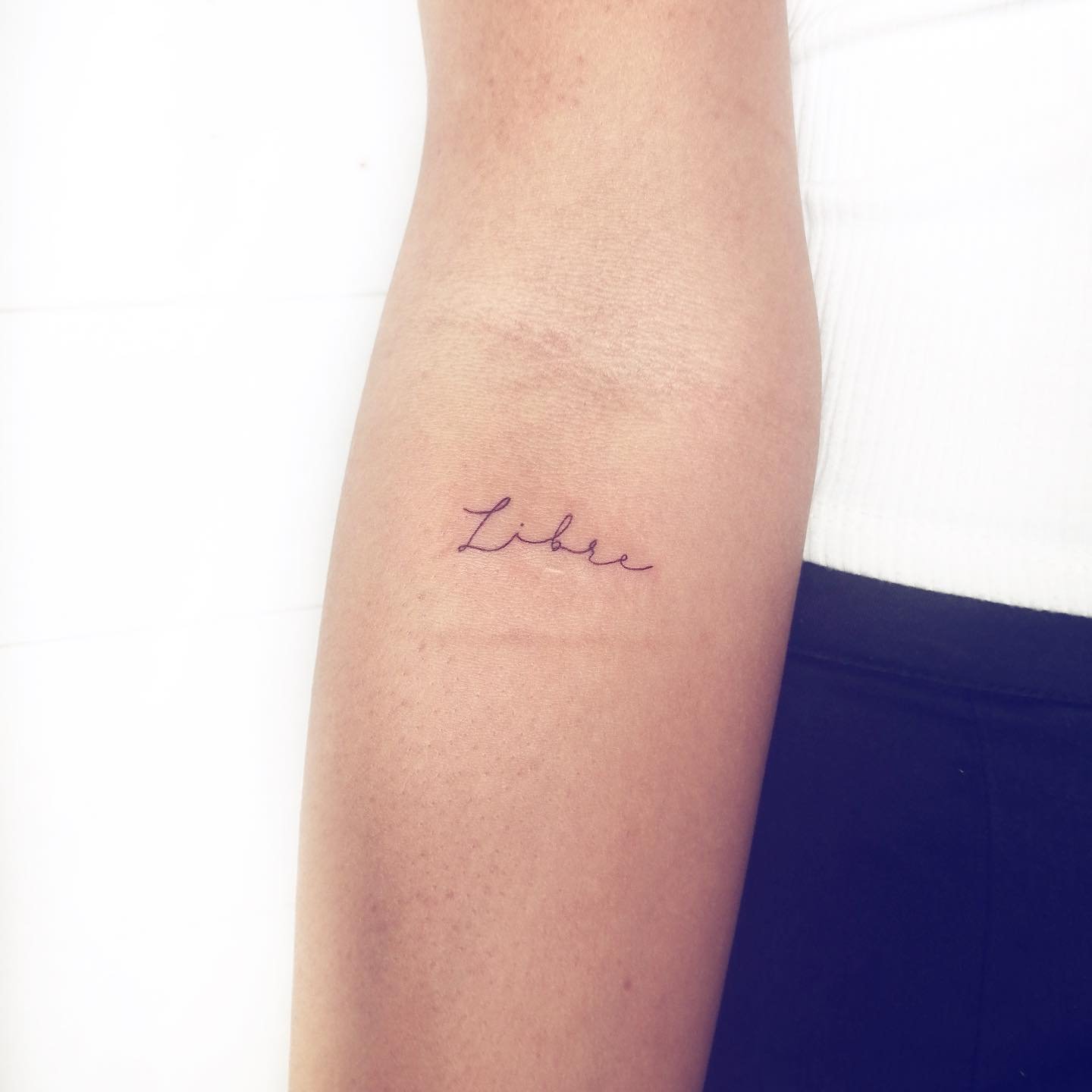 Tatuaje de frase en antebrazo, línea fina Sinkply Madrid