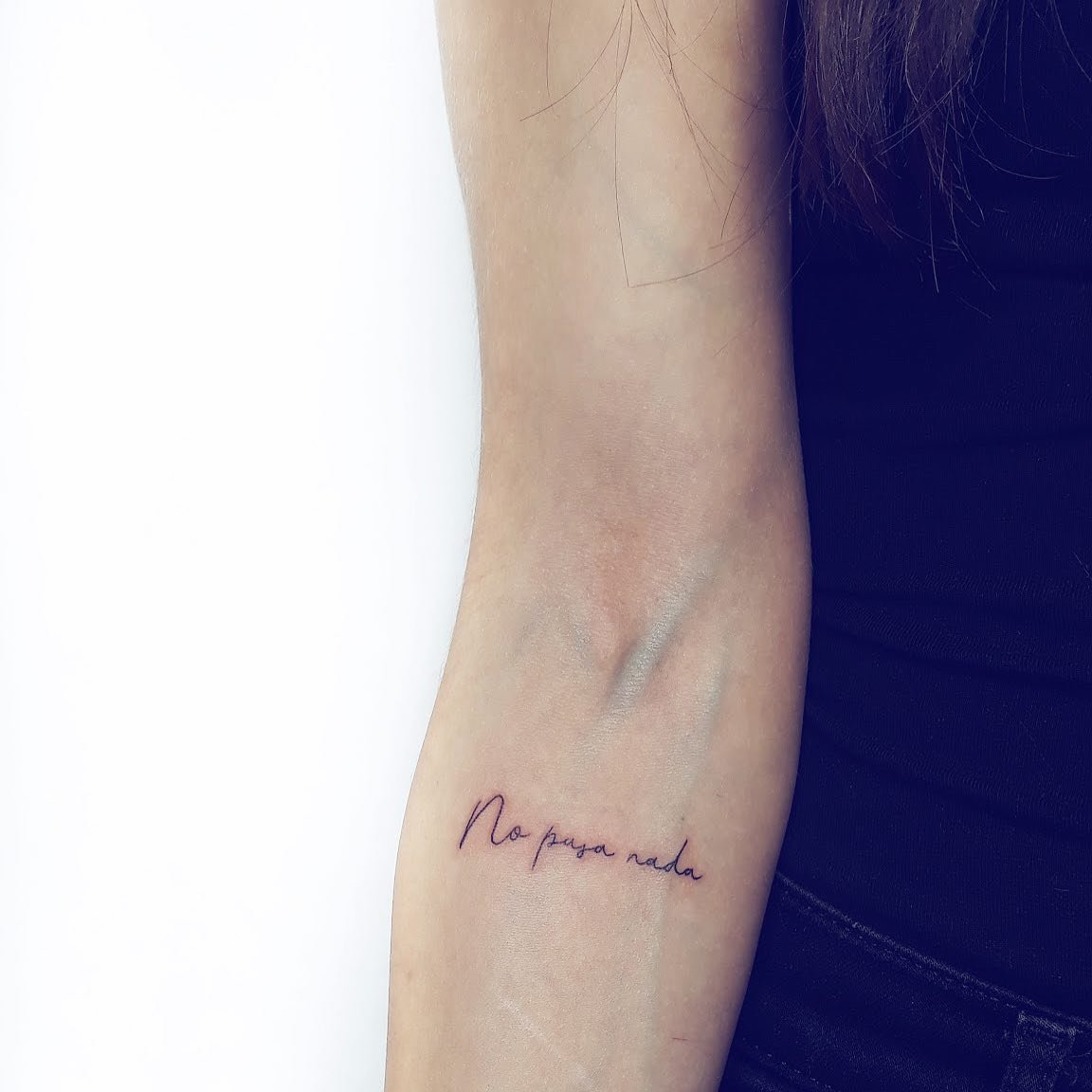 Tatuaje de frase en antebrazo, línea fina Sinkply Madrid
