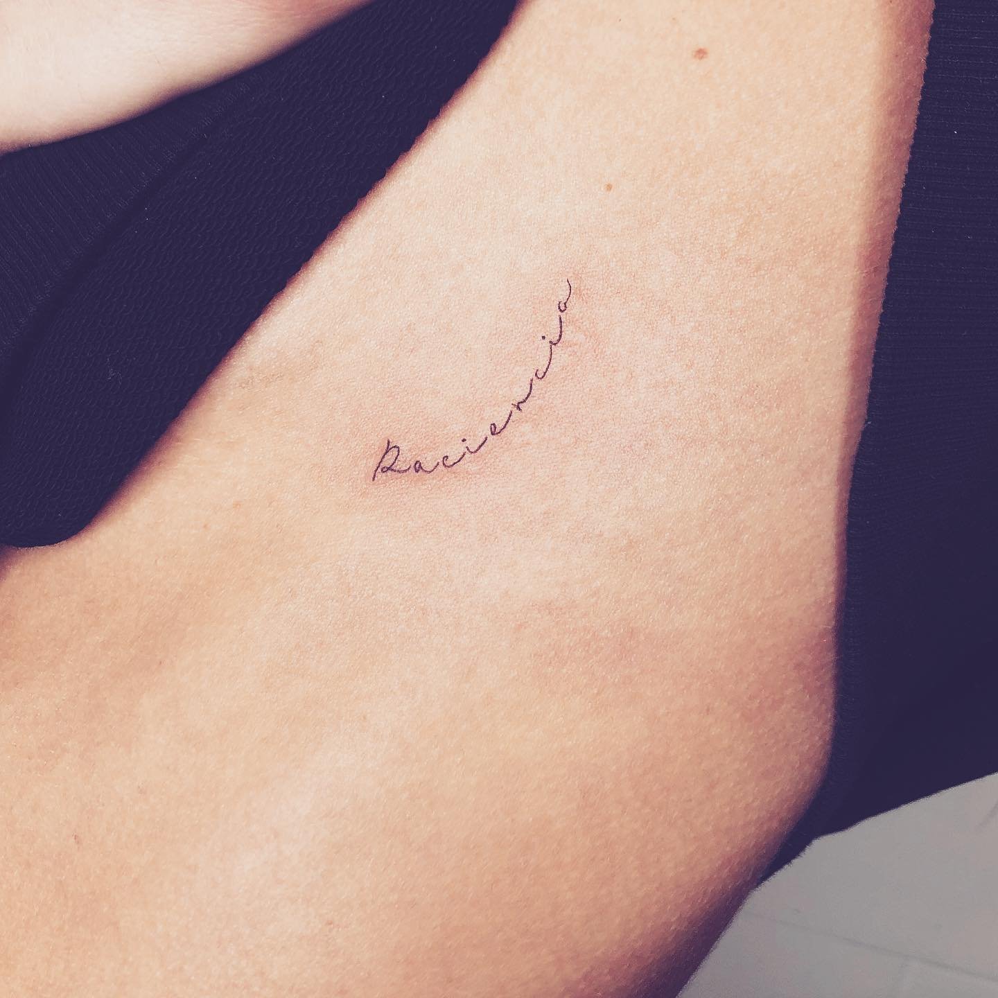 Tatuaje de frase en antebrazo, línea fina Sinkply Madrid