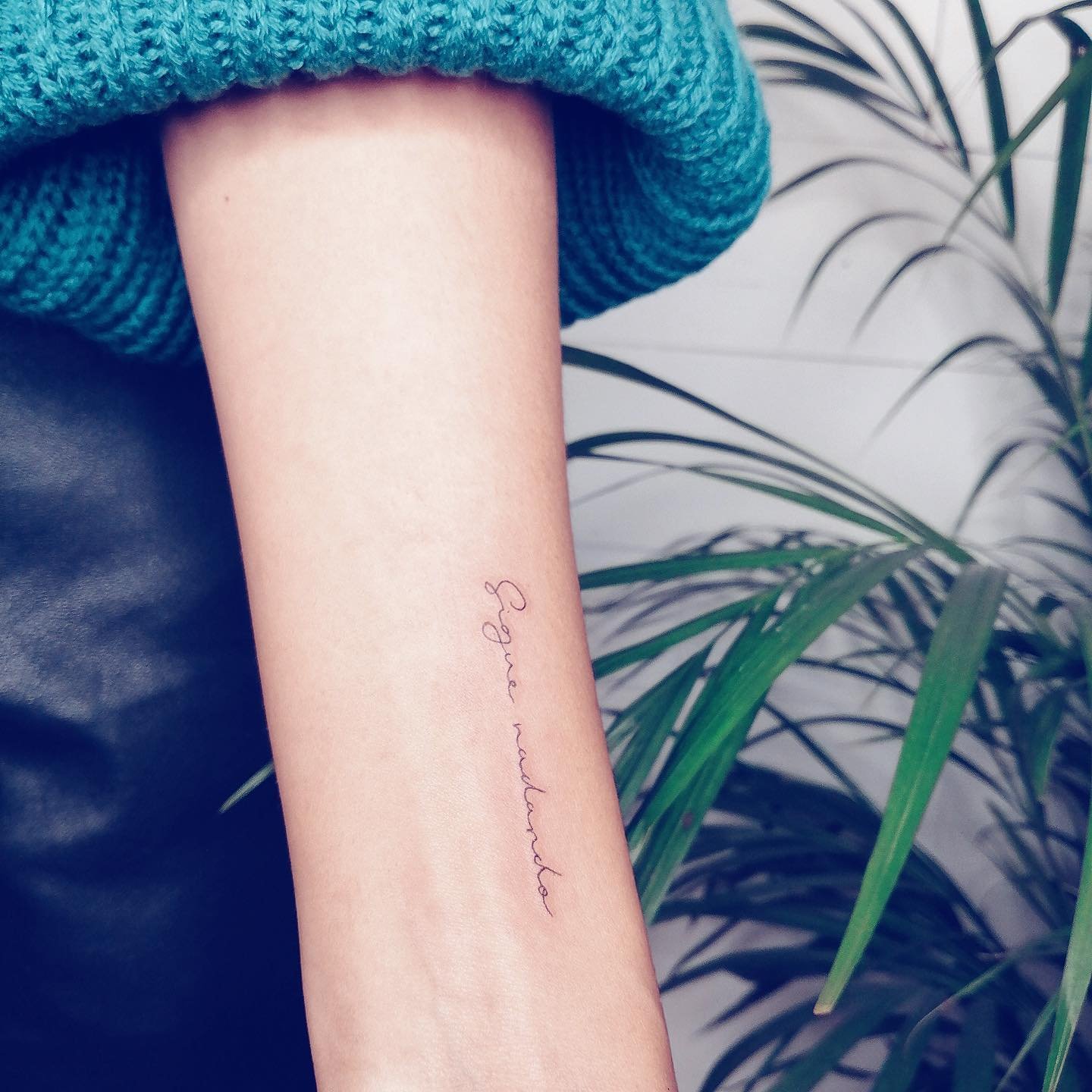 Tatuaje de frase en antebrazo, línea fina Sinkply Madrid