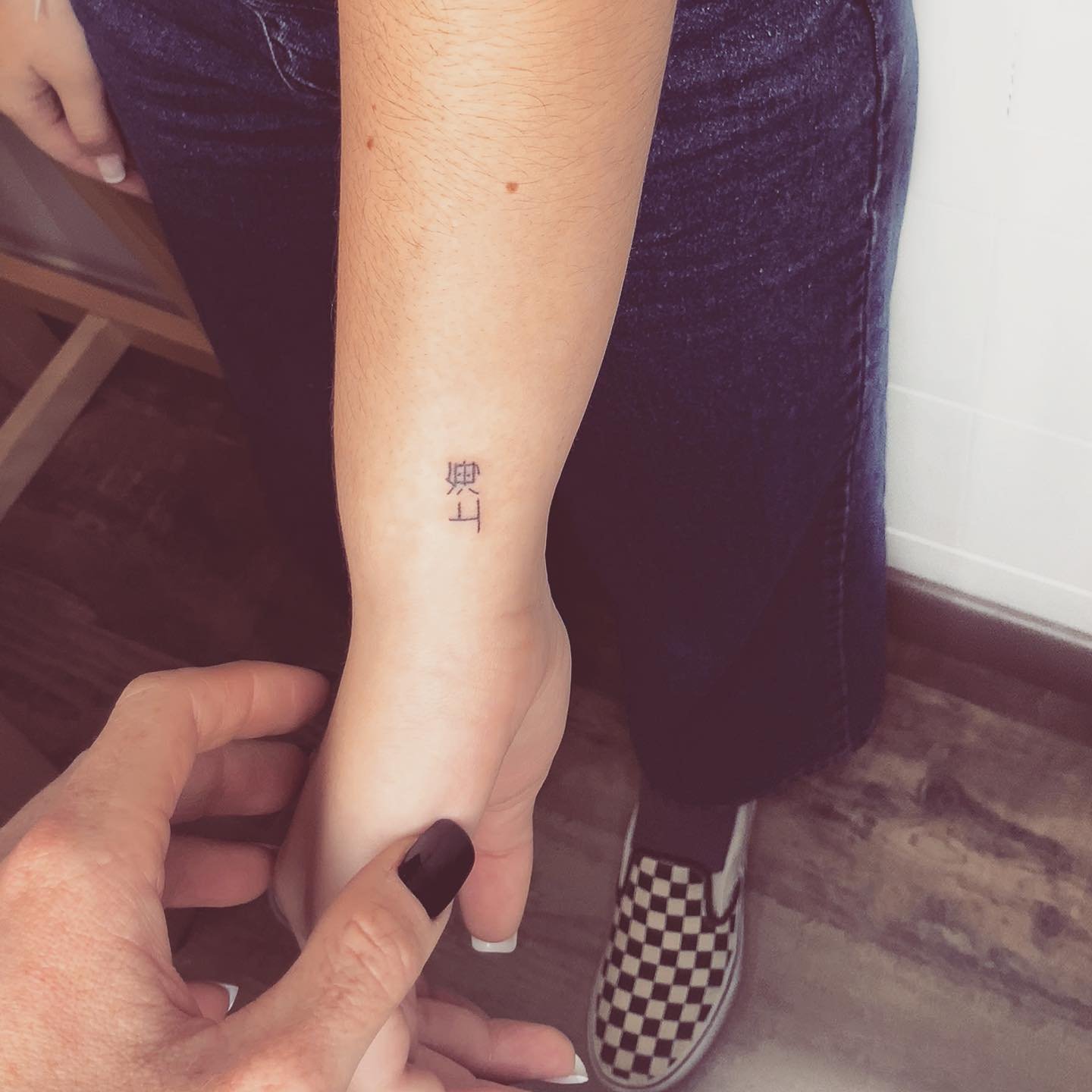 Tatuaje de frase en antebrazo, línea fina Sinkply Madrid