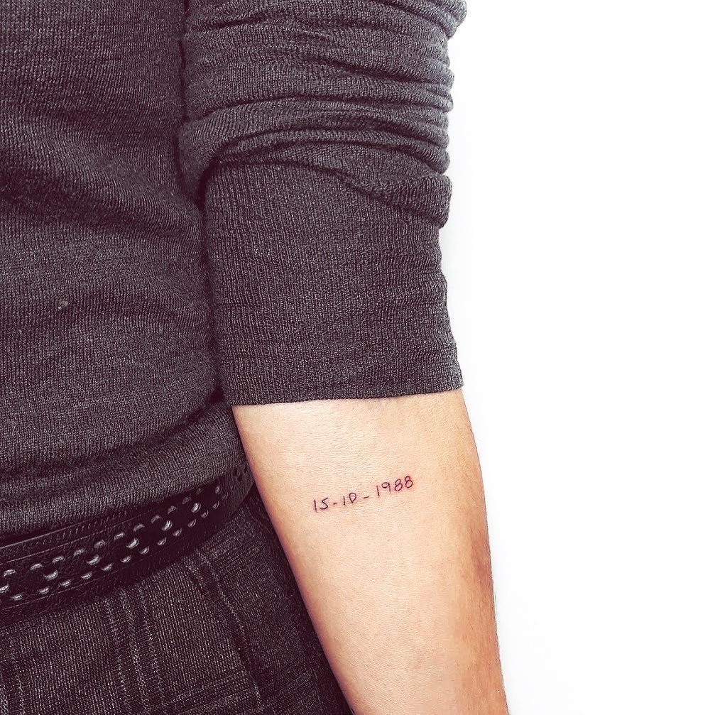 Tatuaje de frase en antebrazo, línea fina Sinkply Madrid