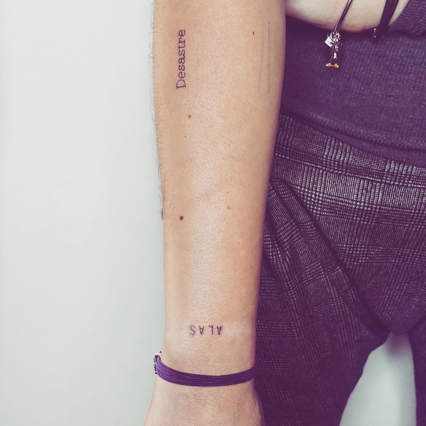 Tatuaje de frase en antebrazo, línea fina Sinkply Madrid