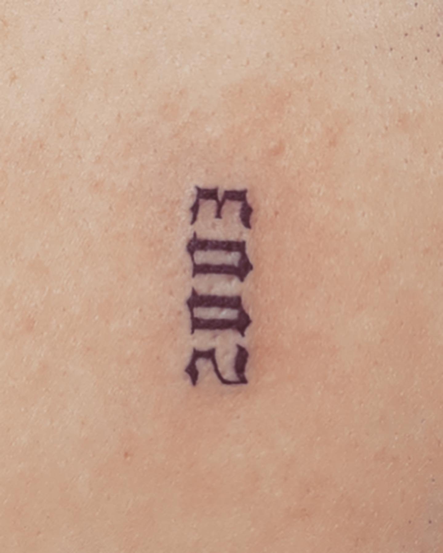 Tatuaje de frase en antebrazo, línea fina Sinkply Madrid
