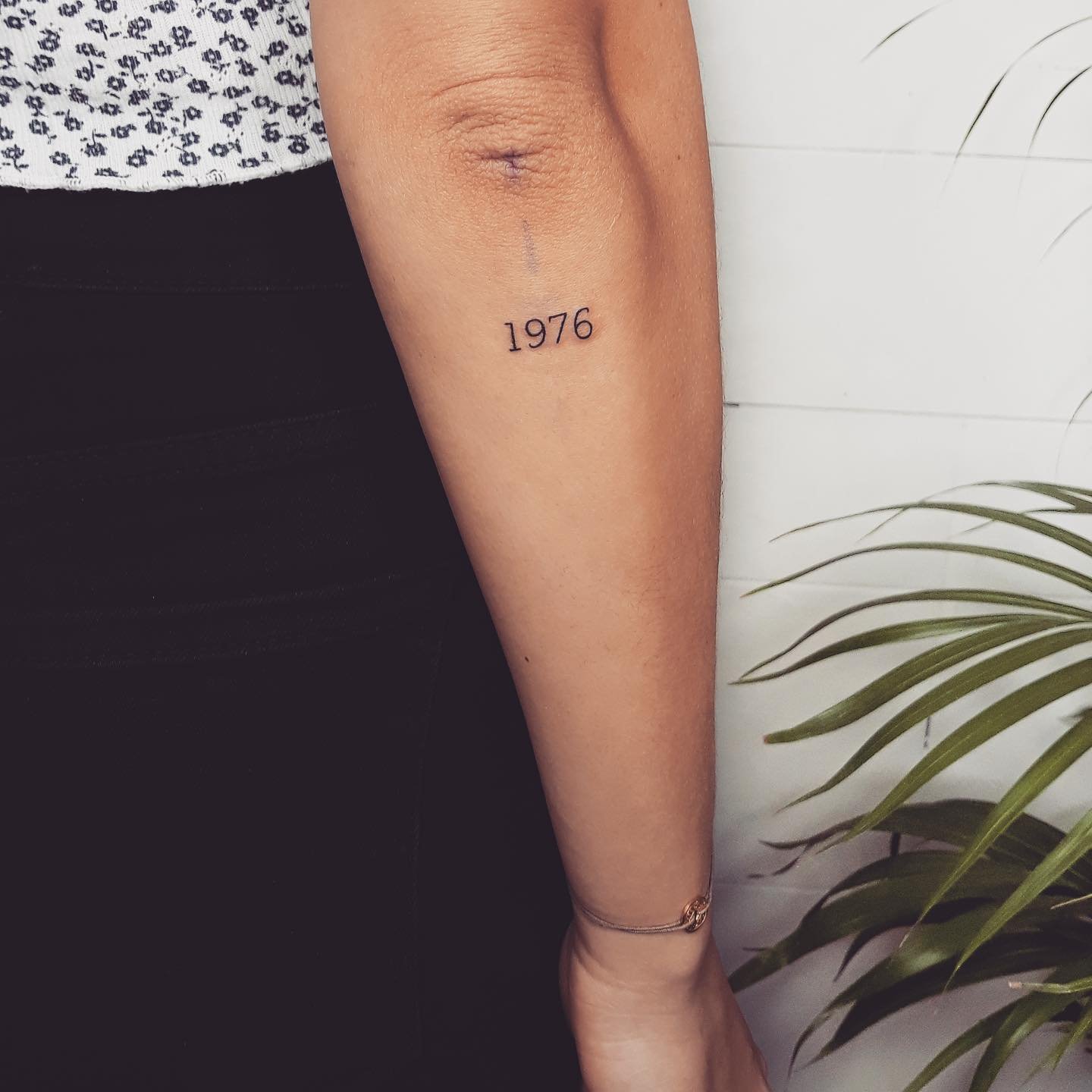 Tatuaje de frase en antebrazo, línea fina Sinkply Madrid