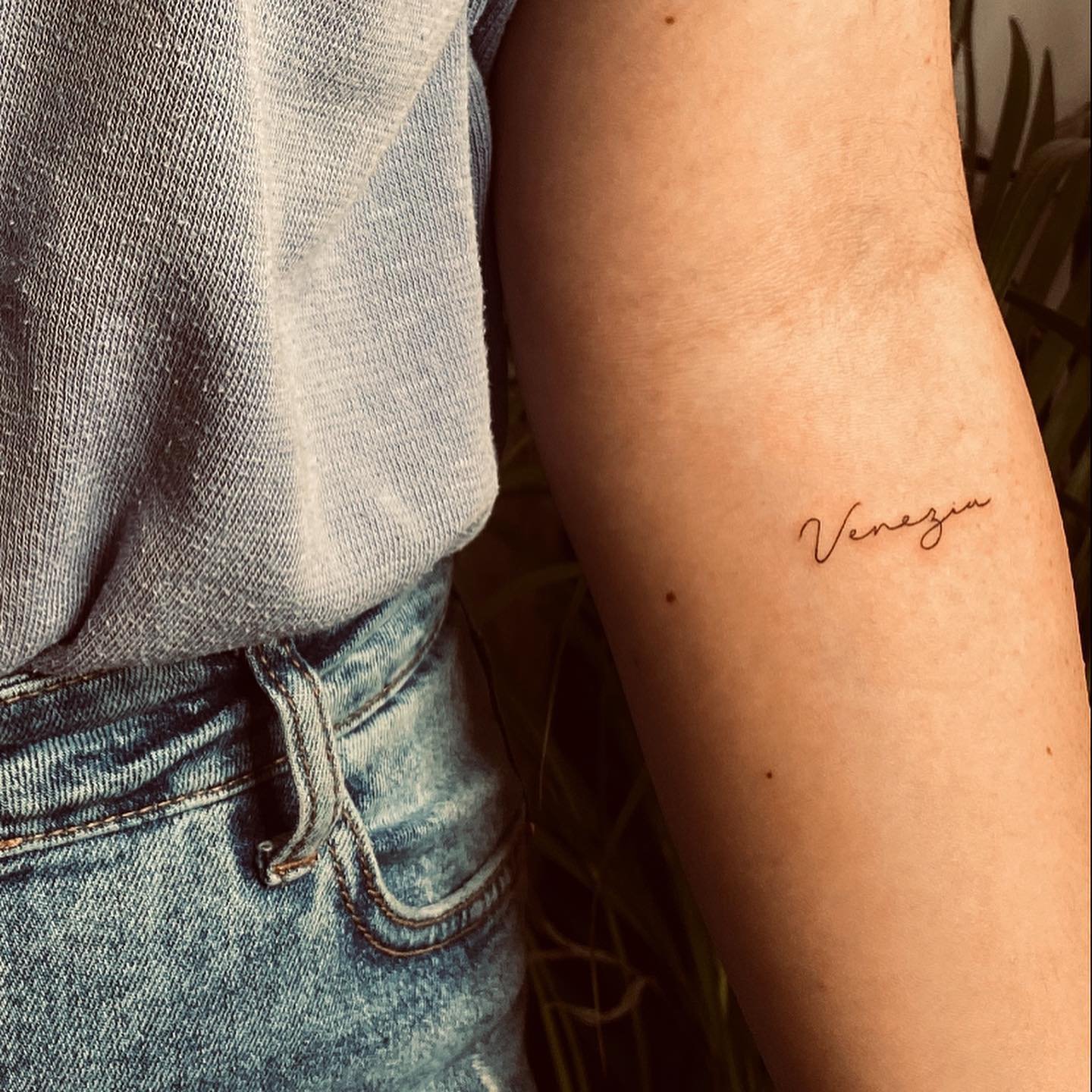 Tatuaje de frase en antebrazo, línea fina Sinkply Madrid