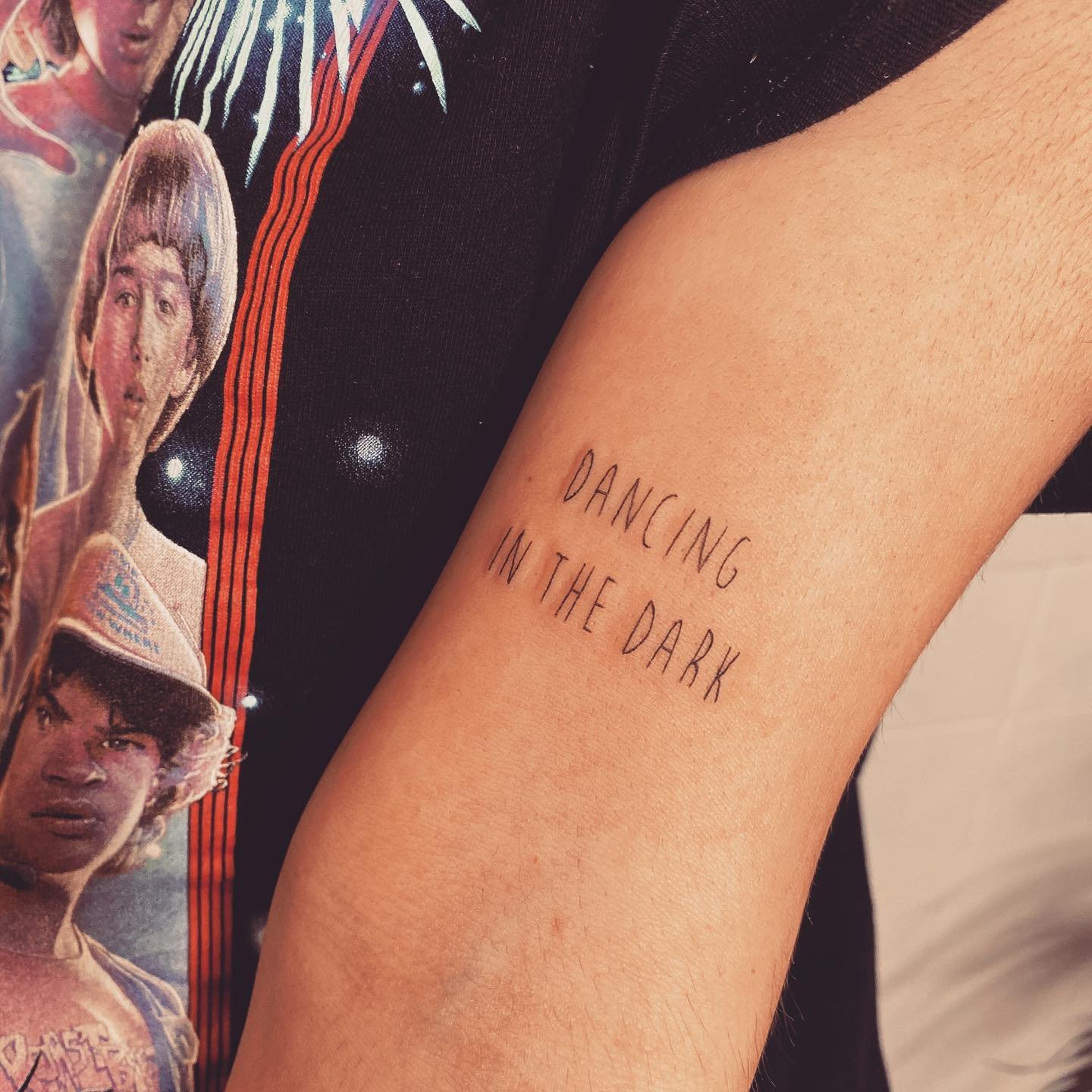 Tatuaje de frase en antebrazo, línea fina Sinkply Madrid