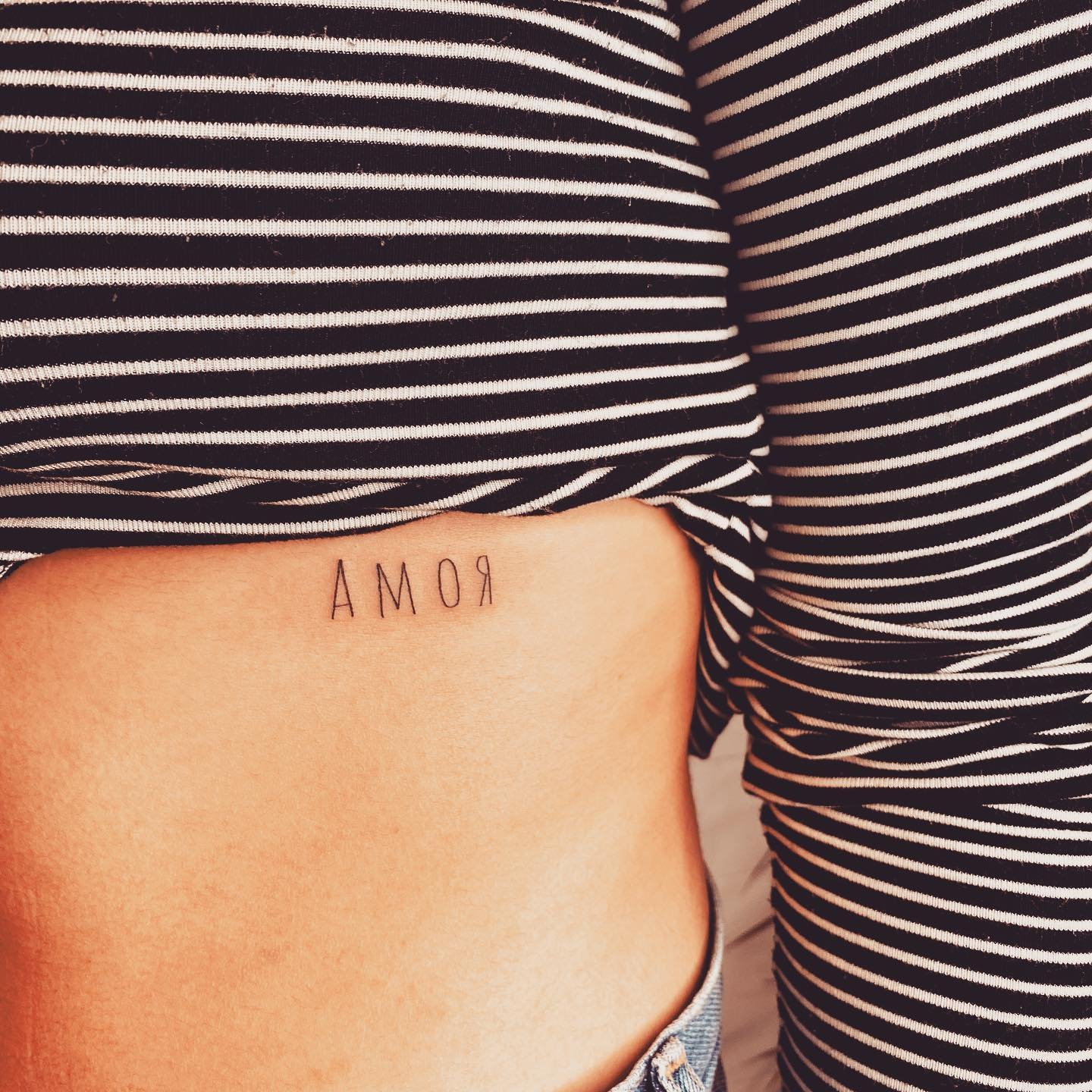 Tatuaje de frase en antebrazo, línea fina Sinkply Madrid