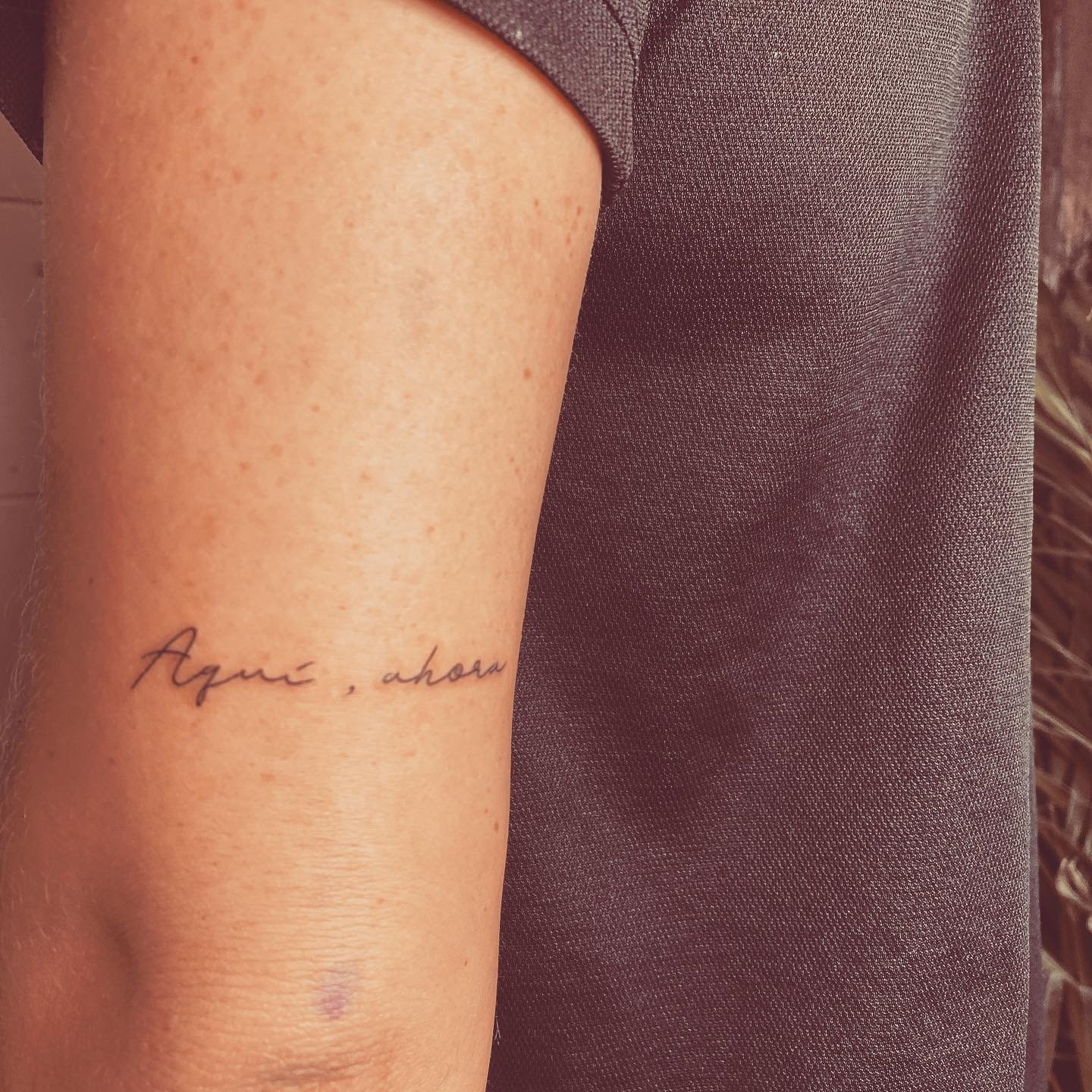 Tatuaje de frase en antebrazo, línea fina Sinkply Madrid