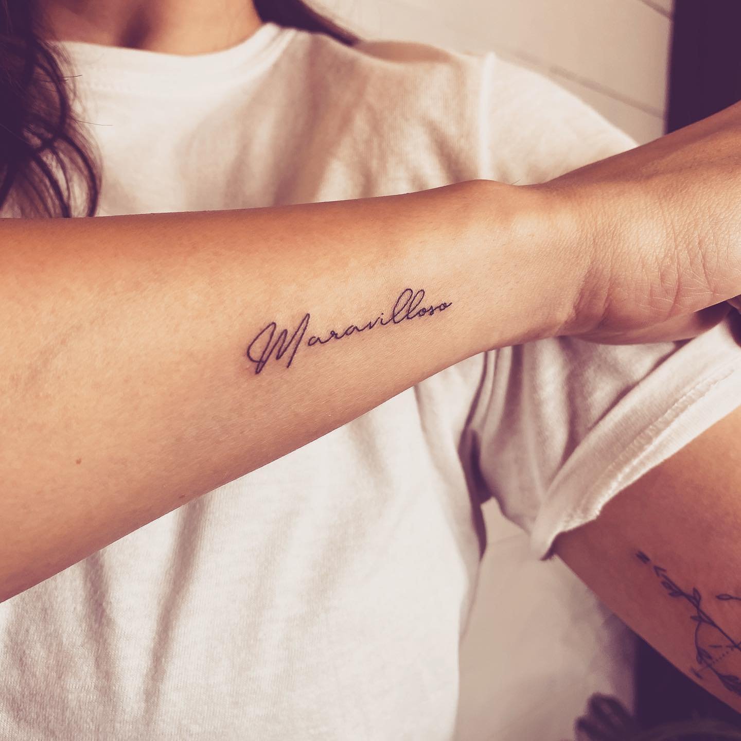 Tatuaje de frase en antebrazo, línea fina Sinkply Madrid