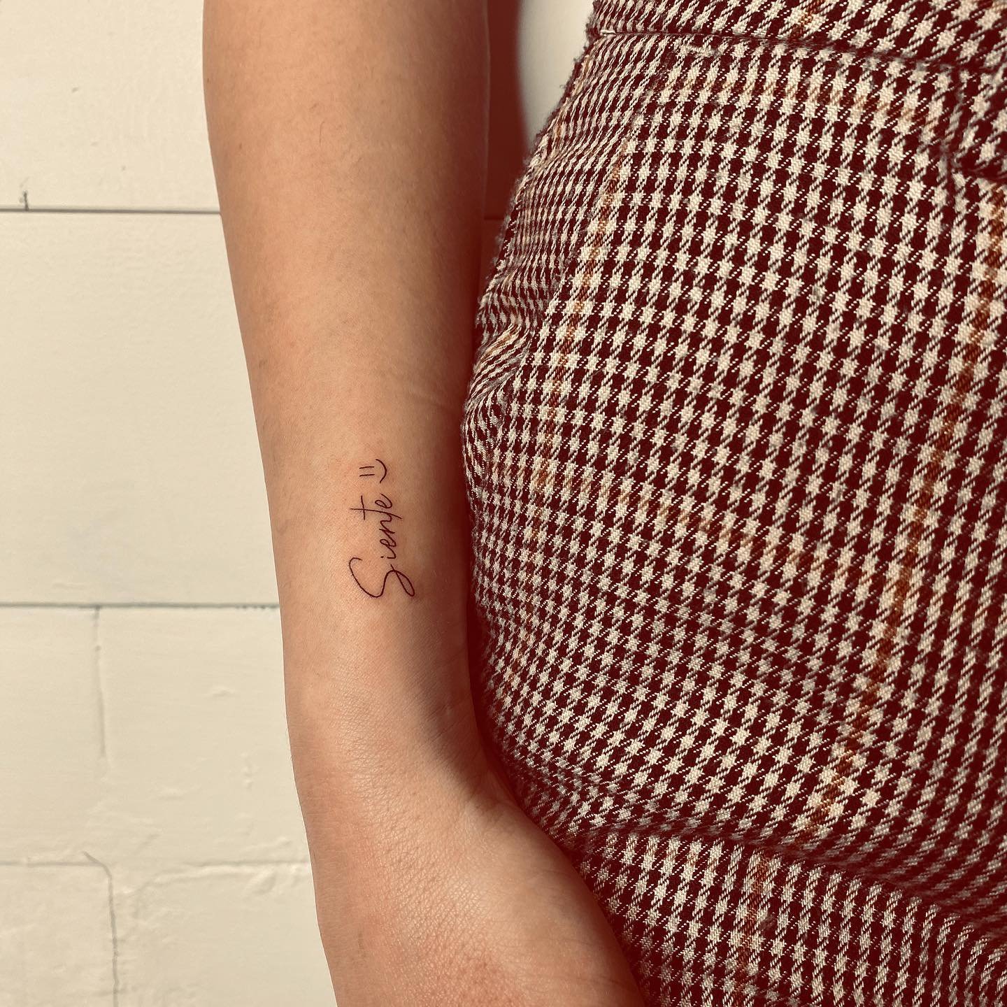 Tatuaje de frase en antebrazo, línea fina Sinkply Madrid