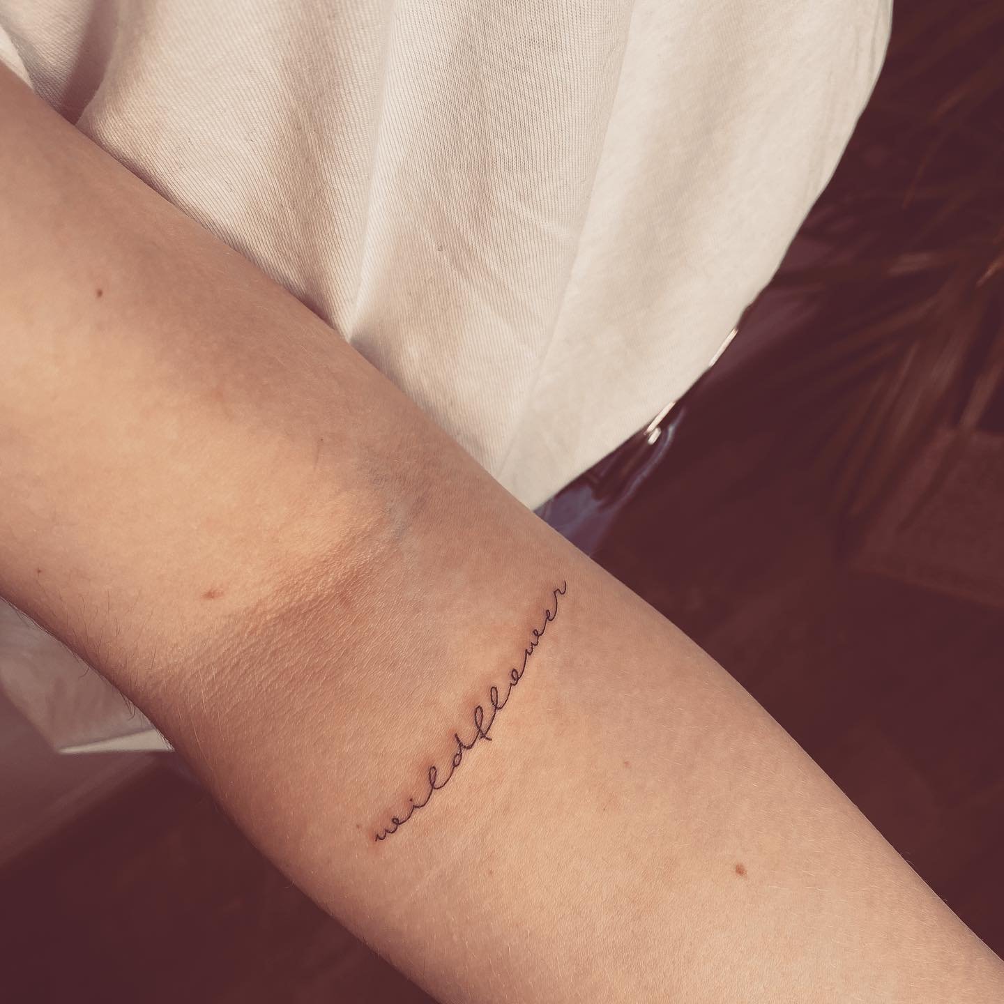 Tatuaje de frase en antebrazo, línea fina Sinkply Madrid