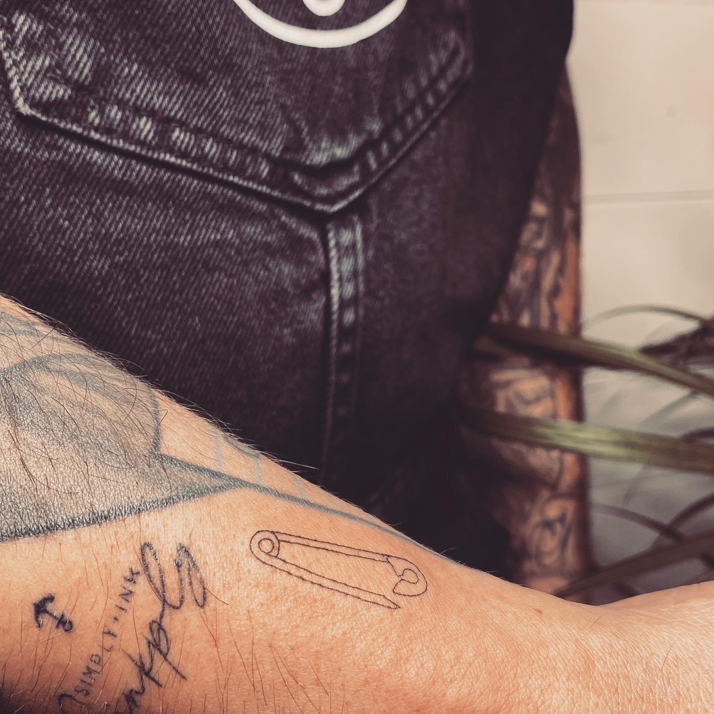 Tatuaje de frase en antebrazo, línea fina Sinkply Madrid