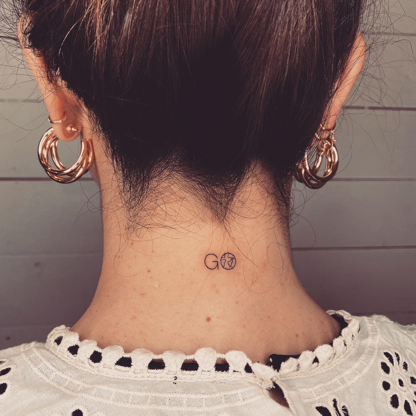 Tatuaje de frase en antebrazo, línea fina Sinkply Madrid