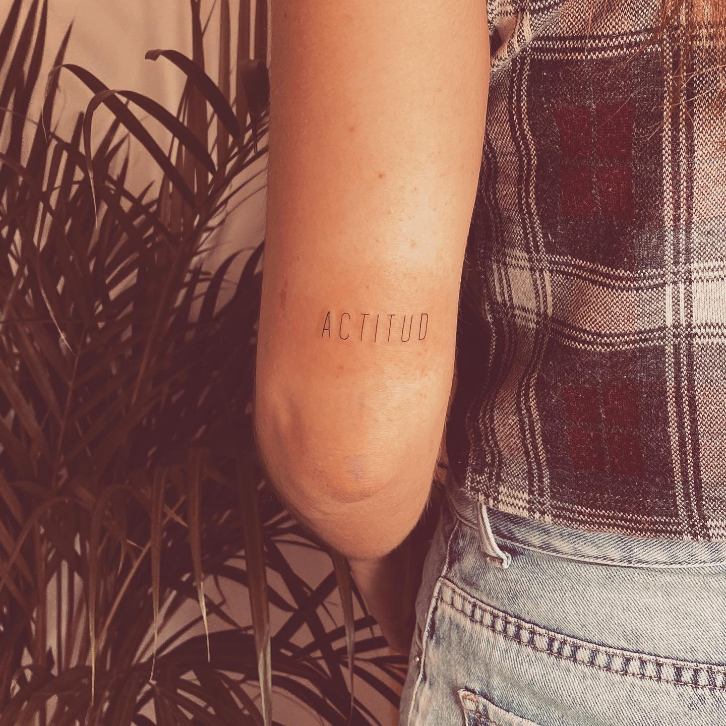 Tatuaje de frase en antebrazo, línea fina Sinkply Madrid