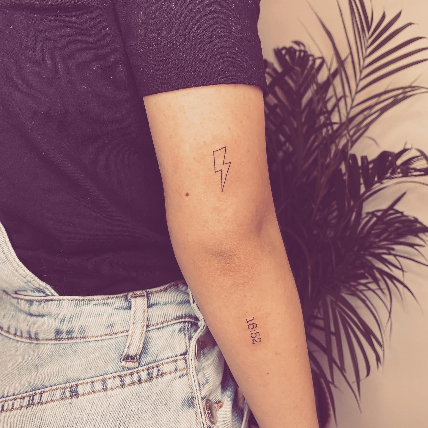 Tatuaje de frase en antebrazo, línea fina Sinkply Madrid