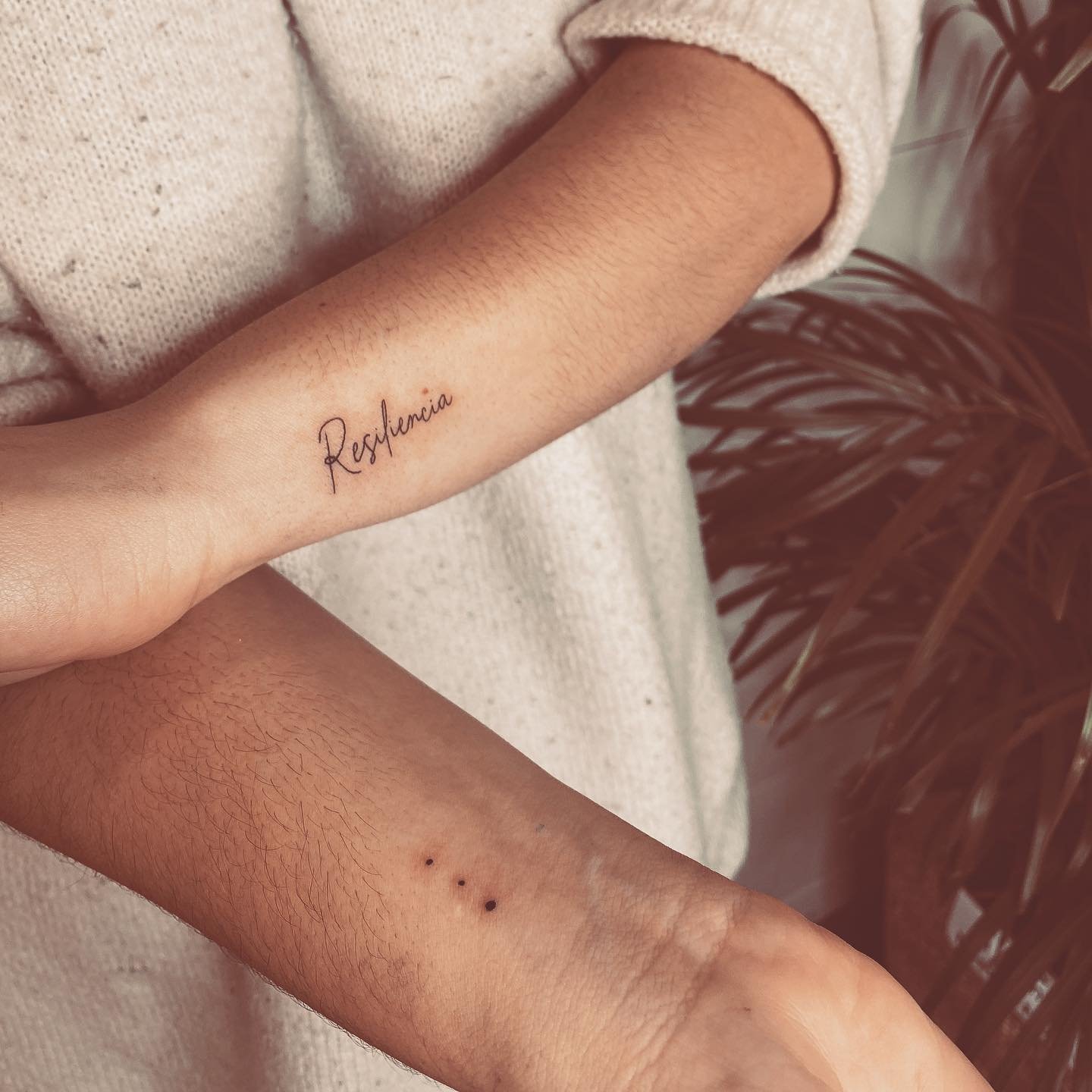 Tatuaje de frase en antebrazo, línea fina Sinkply Madrid