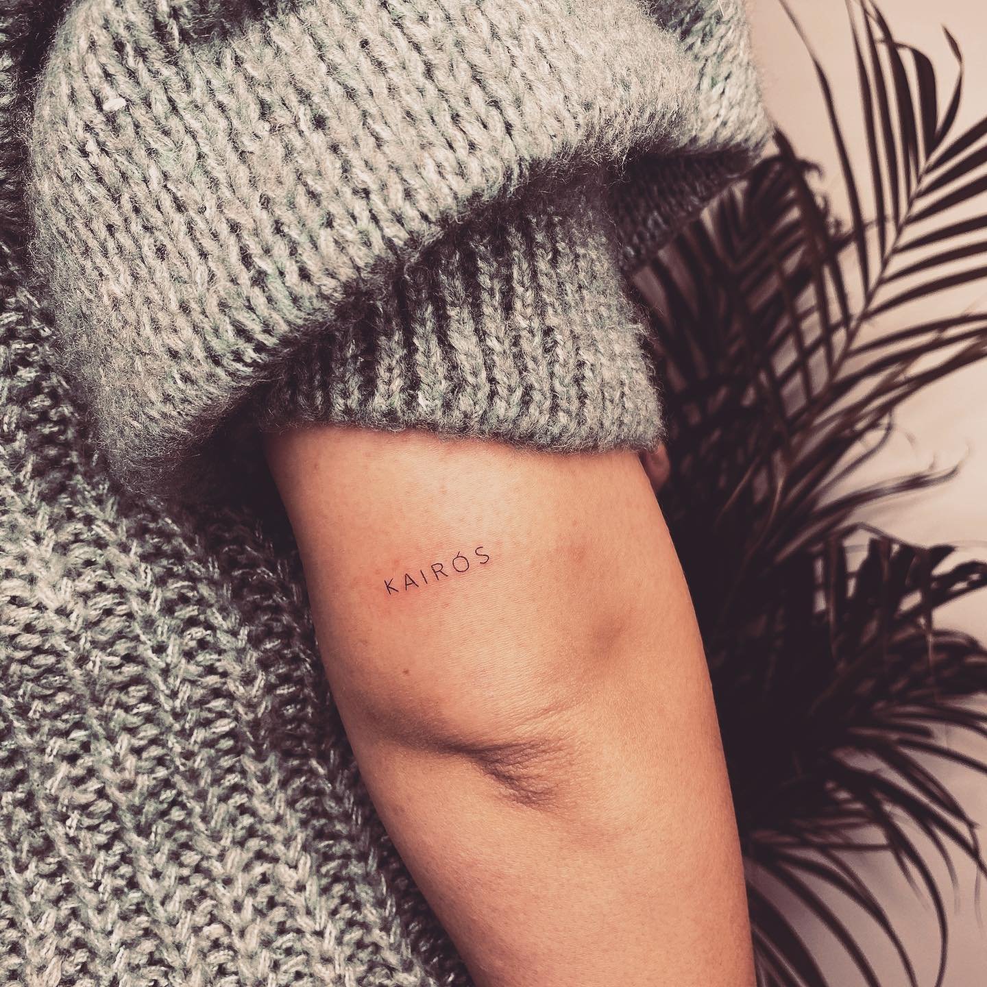 Tatuaje de frase en antebrazo, línea fina Sinkply Madrid