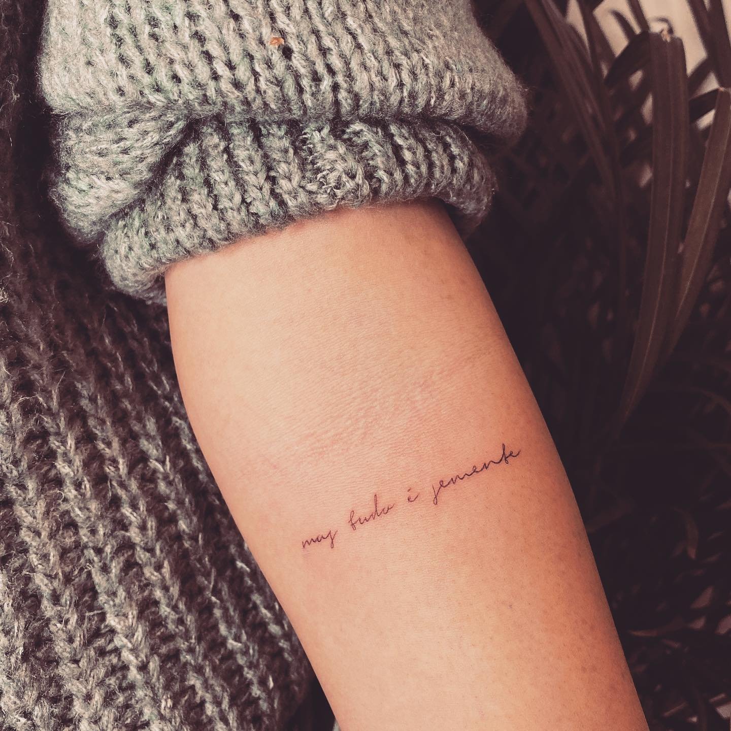 Tatuaje de frase en antebrazo, línea fina Sinkply Madrid