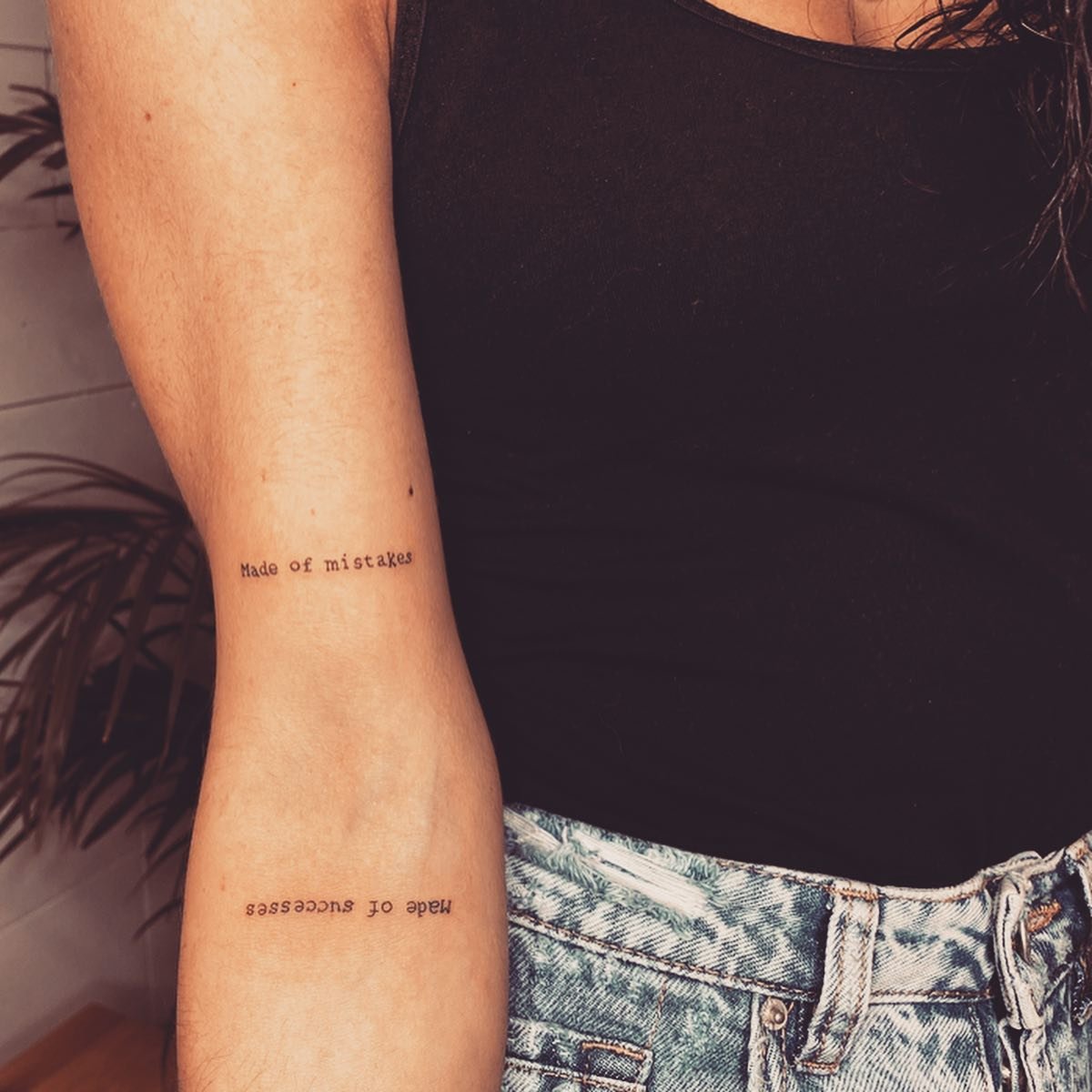 Tatuaje de frase en antebrazo, línea fina Sinkply Madrid