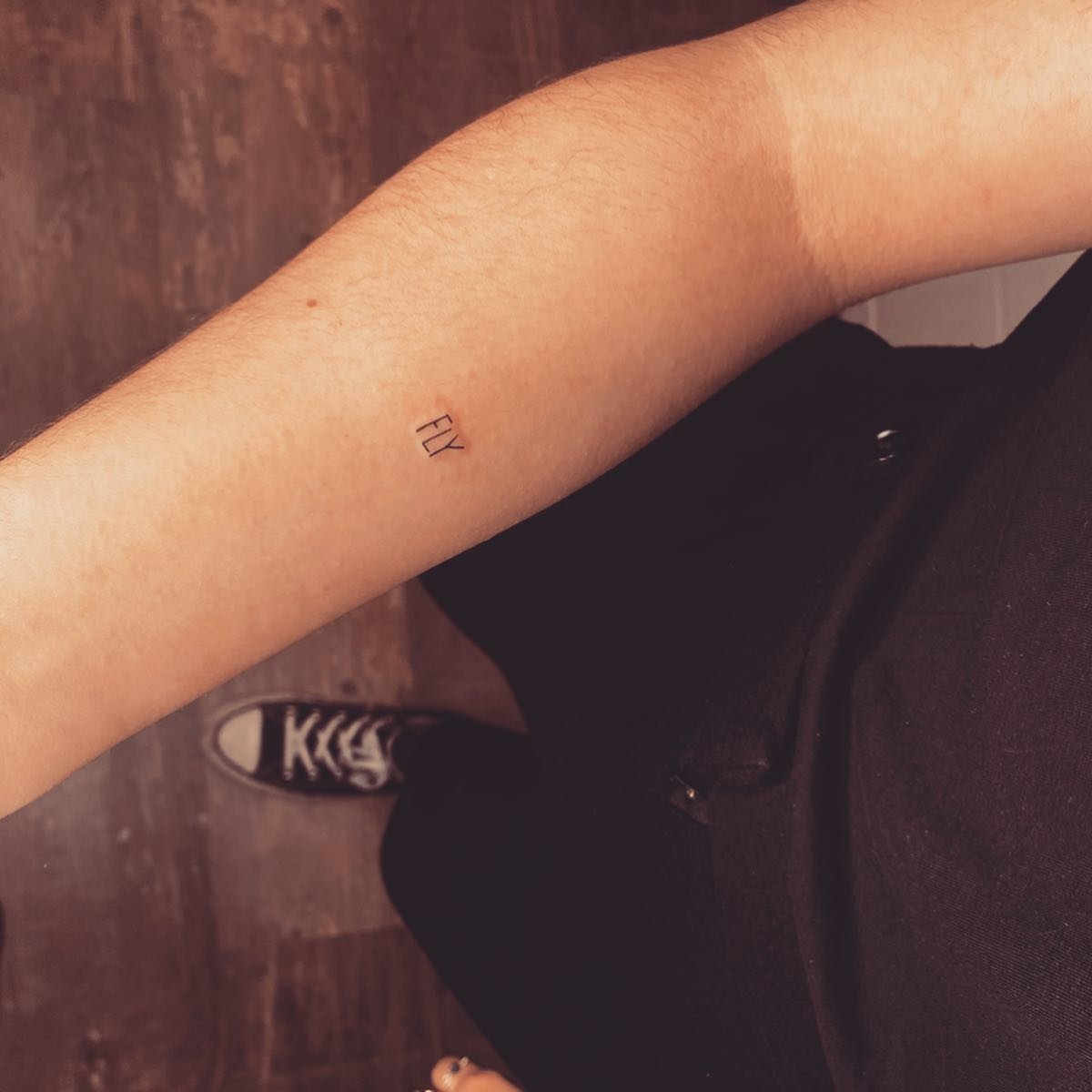 Tatuaje de frase en antebrazo, línea fina Sinkply Madrid