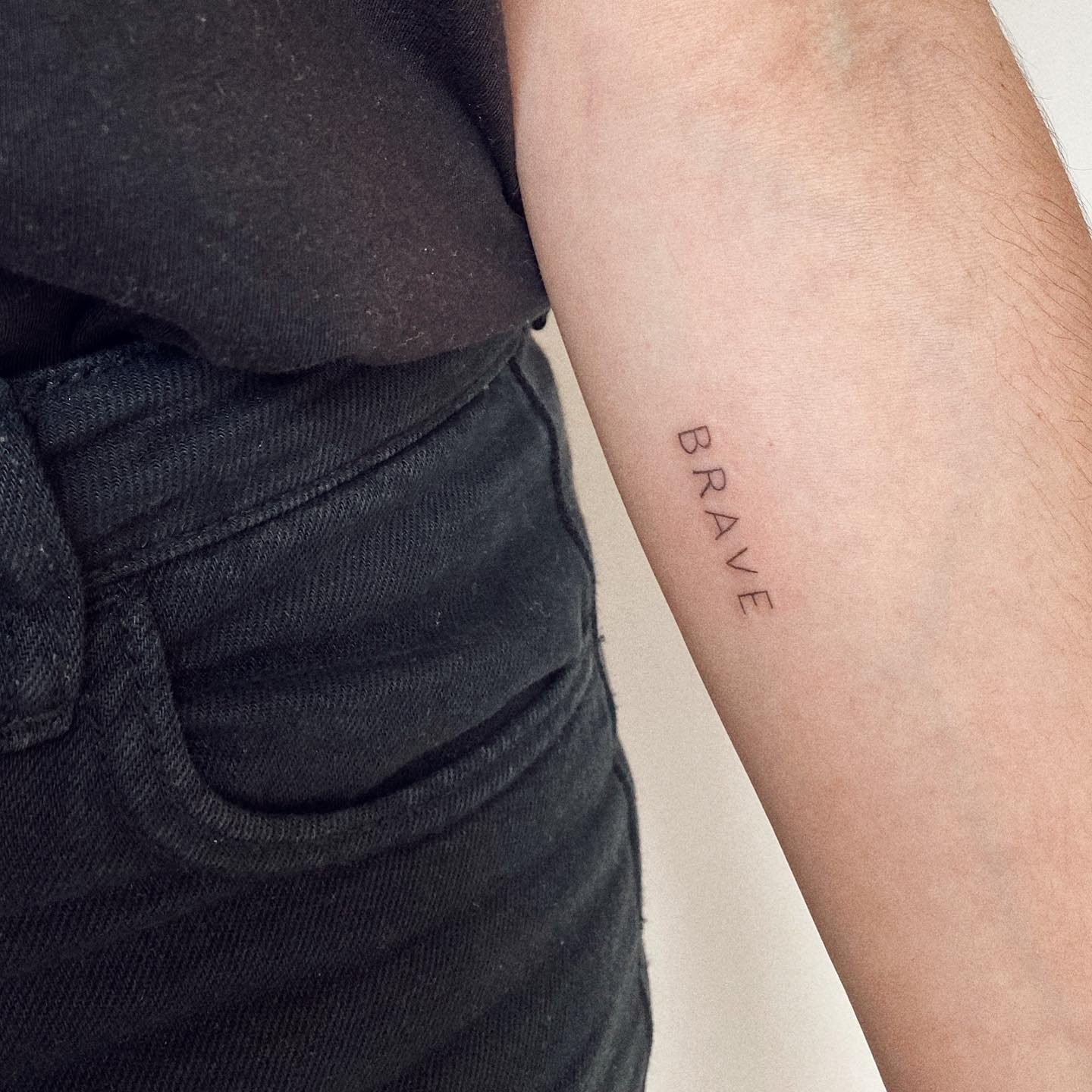 Tatuaje de frase en antebrazo, línea fina Sinkply Madrid