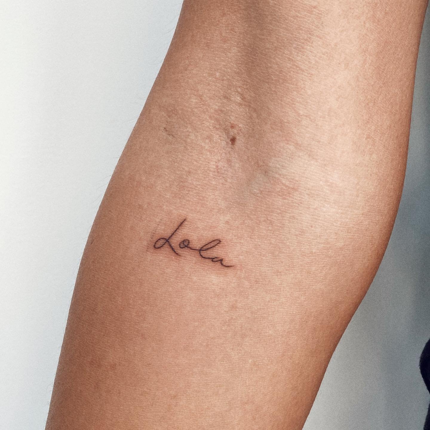 Tatuaje de frase en antebrazo, línea fina Sinkply Madrid