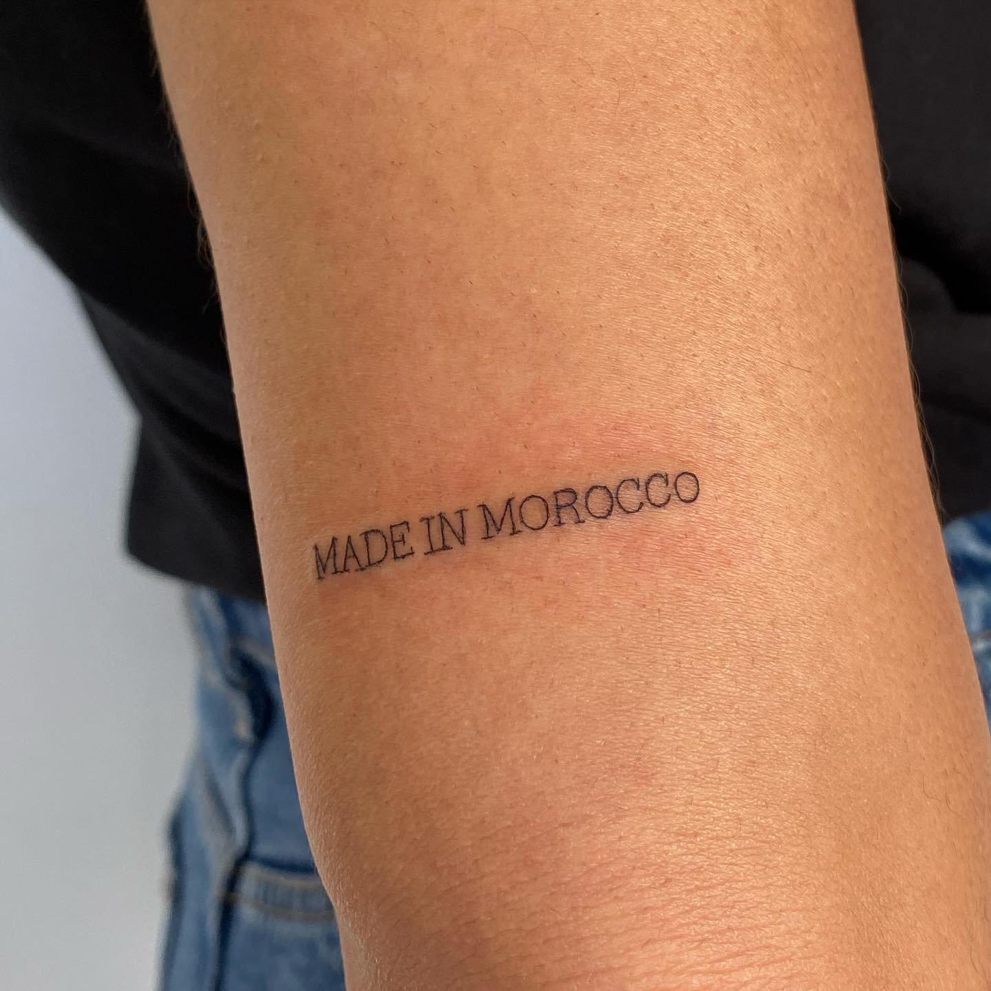 Tatuaje de frase en antebrazo, línea fina Sinkply Madrid