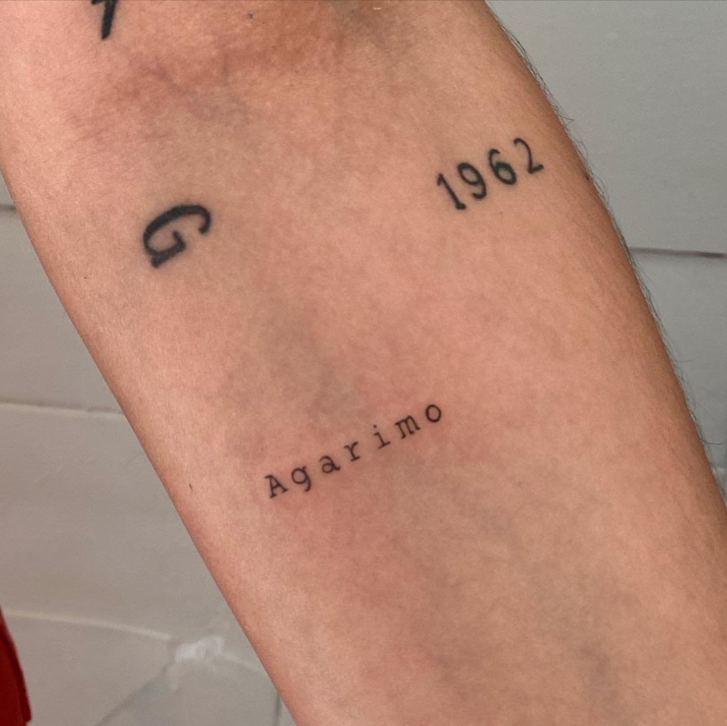 Tatuaje de frase en antebrazo, línea fina Sinkply Madrid