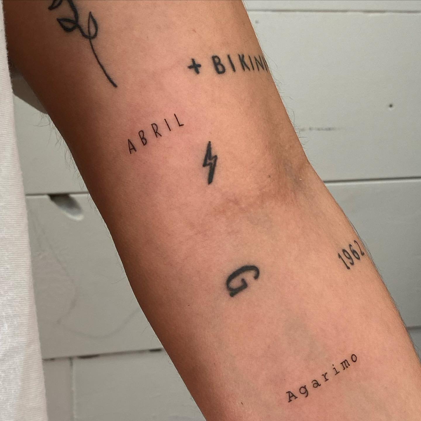 Tatuaje de frase en antebrazo, línea fina Sinkply Madrid