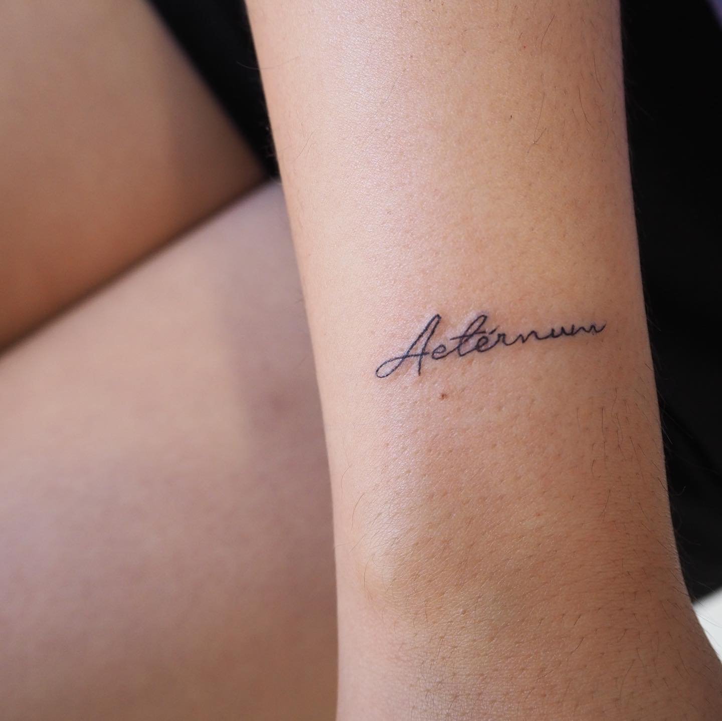Tatuaje de frase en antebrazo, línea fina Sinkply Madrid