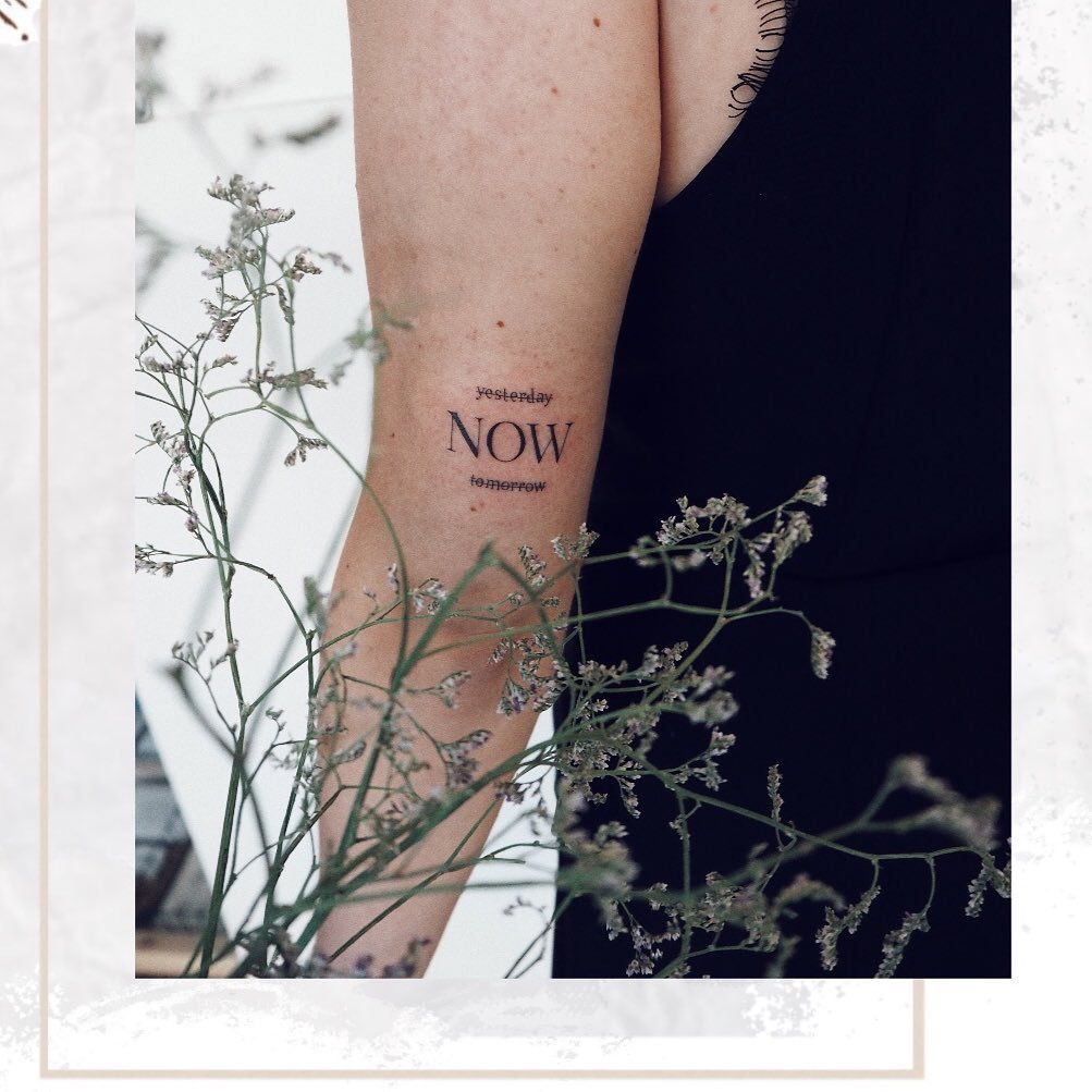 Tatuaje de frase en antebrazo, línea fina Sinkply Madrid