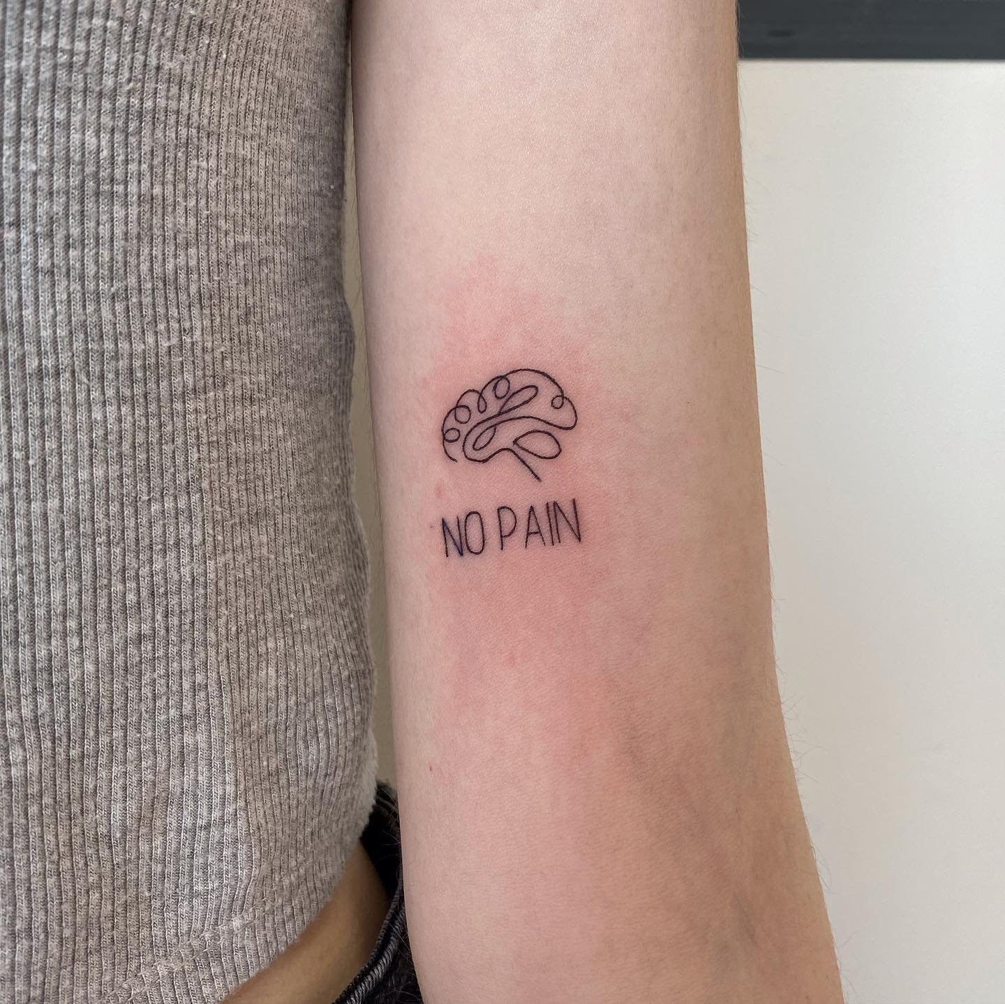 Tatuaje de frase en antebrazo, línea fina Sinkply Madrid