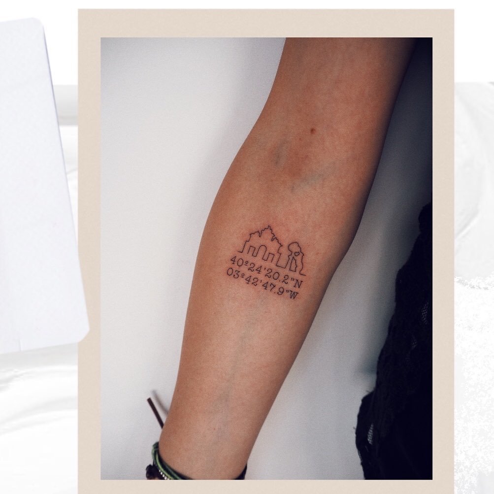 Tatuaje de frase en antebrazo, línea fina Sinkply Madrid