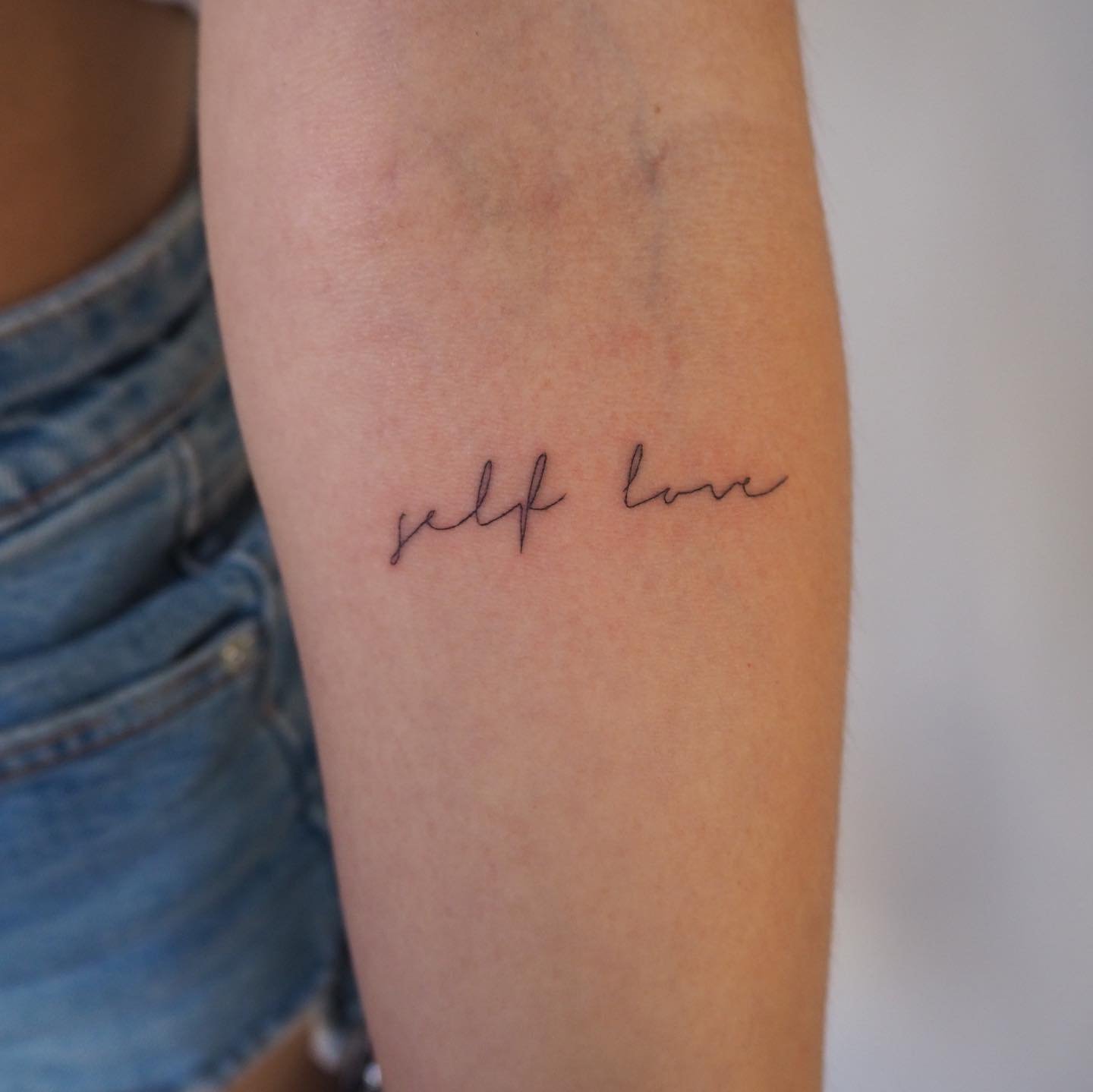 Tatuaje de frase en antebrazo, línea fina Sinkply Madrid