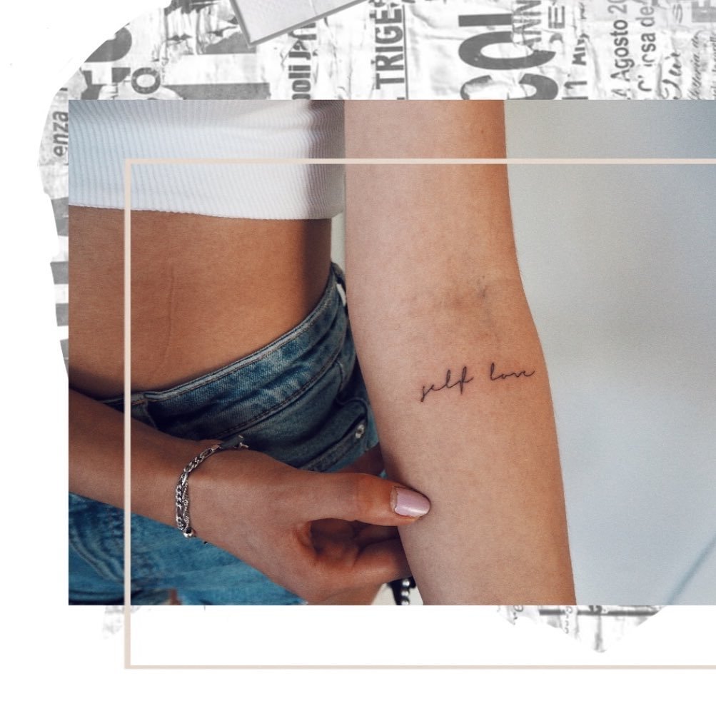 Tatuaje de frase en antebrazo, línea fina Sinkply Madrid
