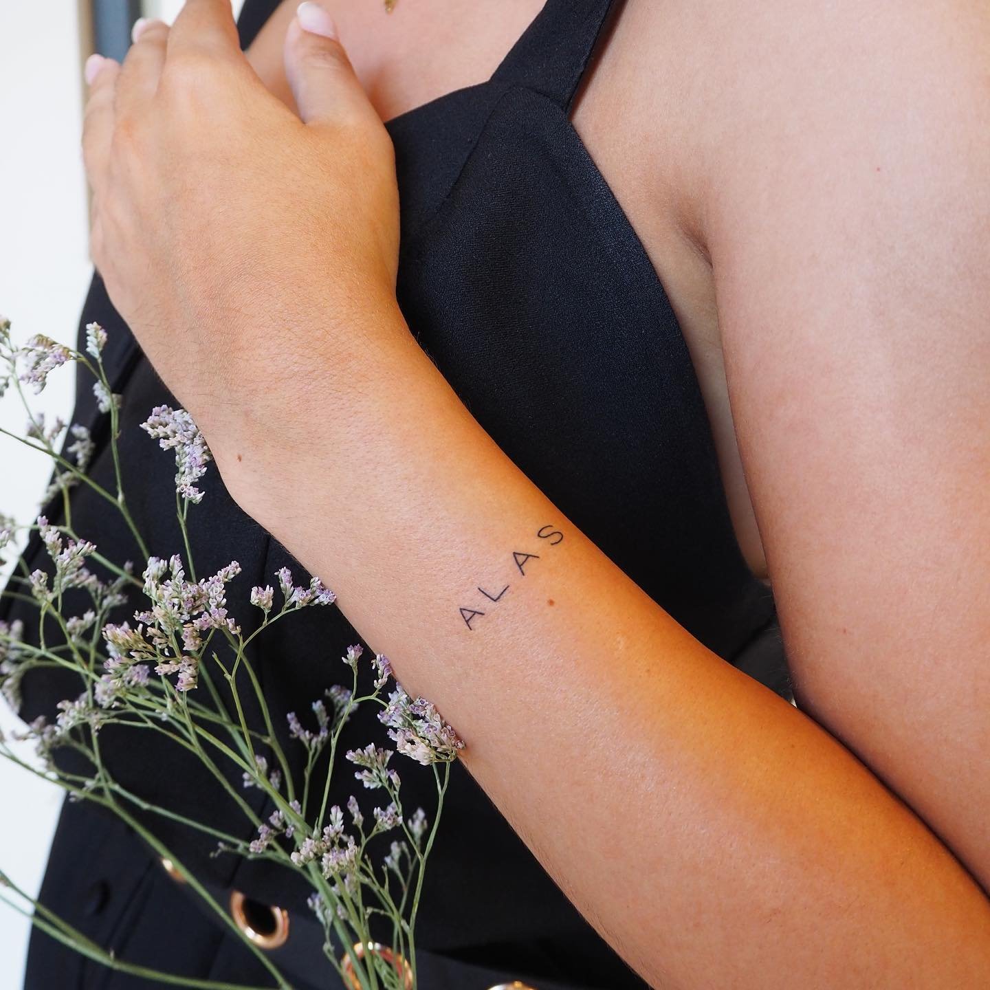 Tatuaje de frase en antebrazo, línea fina Sinkply Madrid