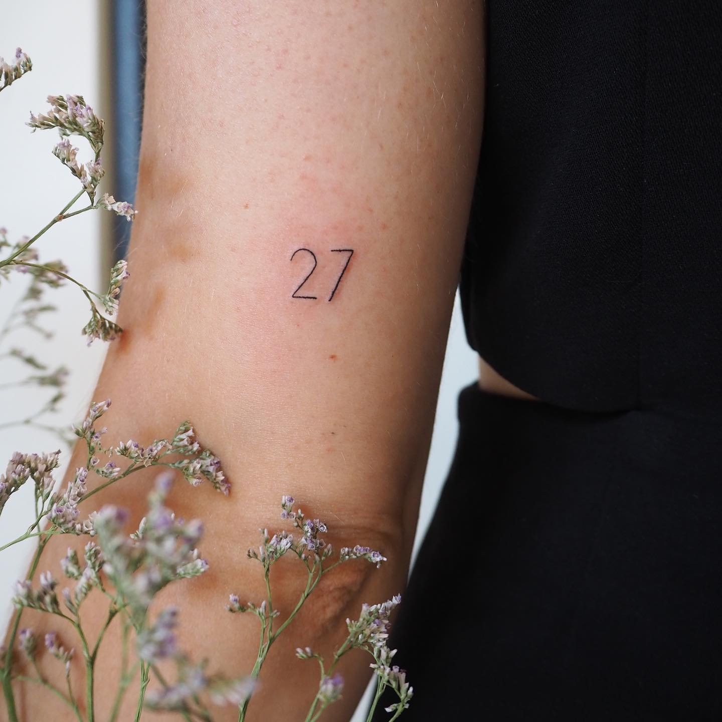 Tatuaje de frase en antebrazo, línea fina Sinkply Madrid