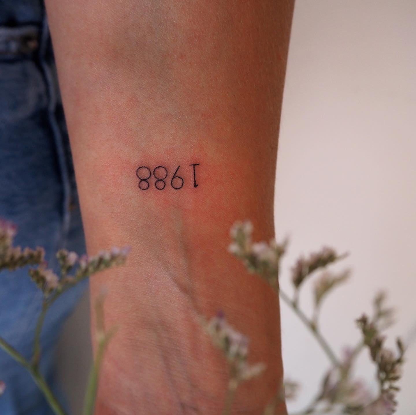 Tatuaje de frase en antebrazo, línea fina Sinkply Madrid