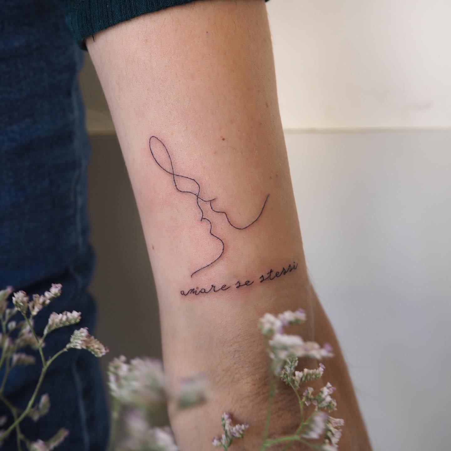 Tatuaje de frase en antebrazo, línea fina Sinkply Madrid