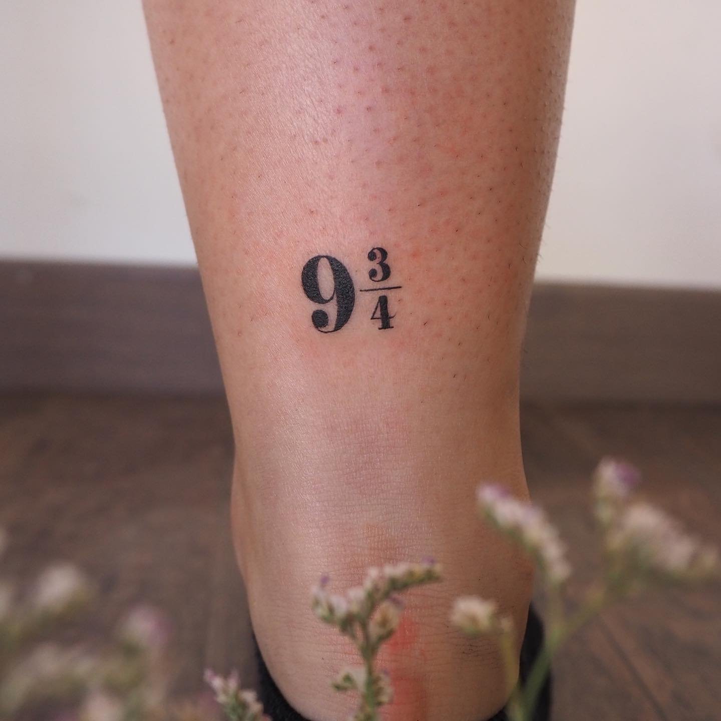 Tatuaje de frase en antebrazo, línea fina Sinkply Madrid